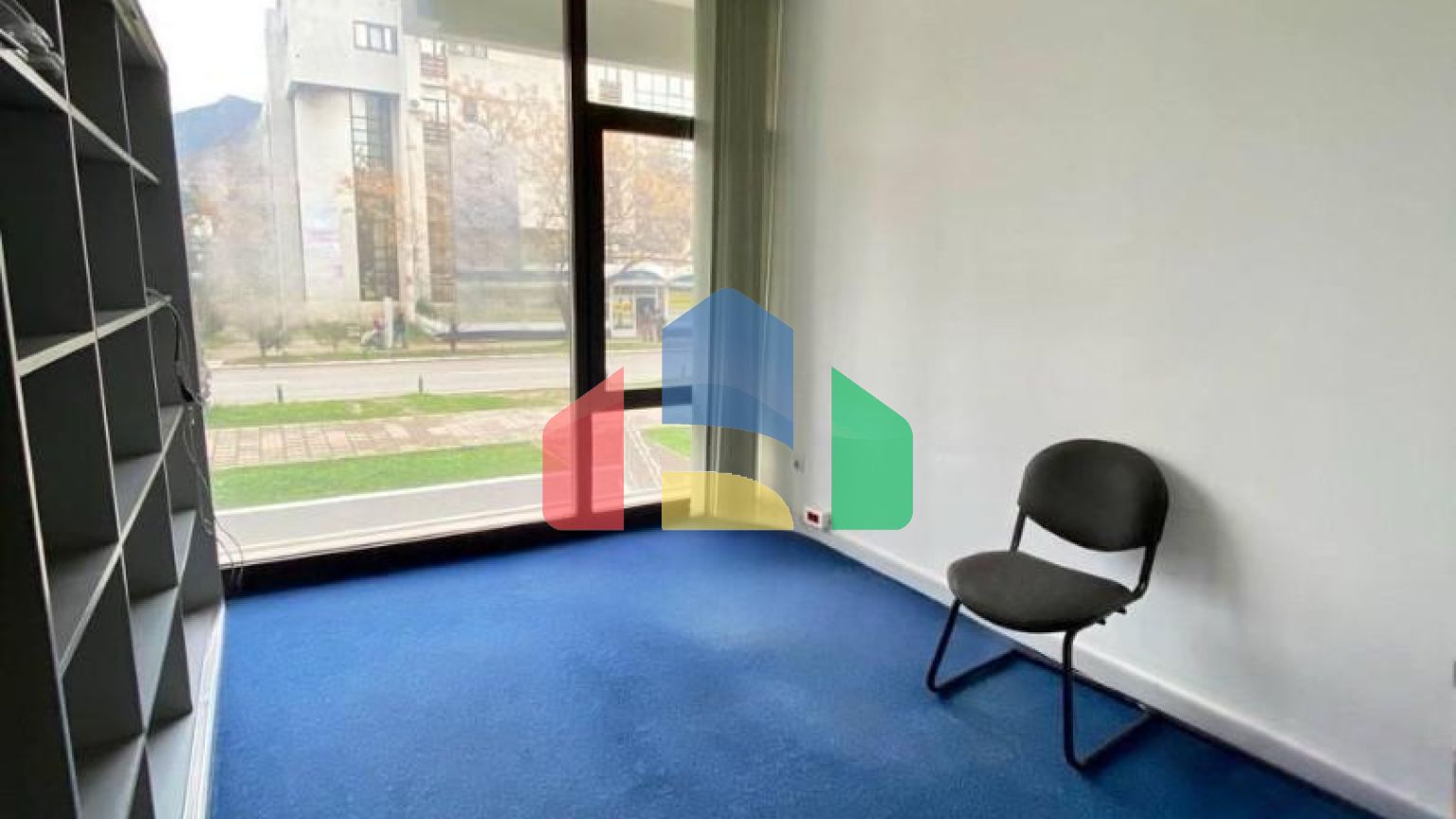 Офисное помещение расположено в центре Бара, напротив торгового центра Royal.