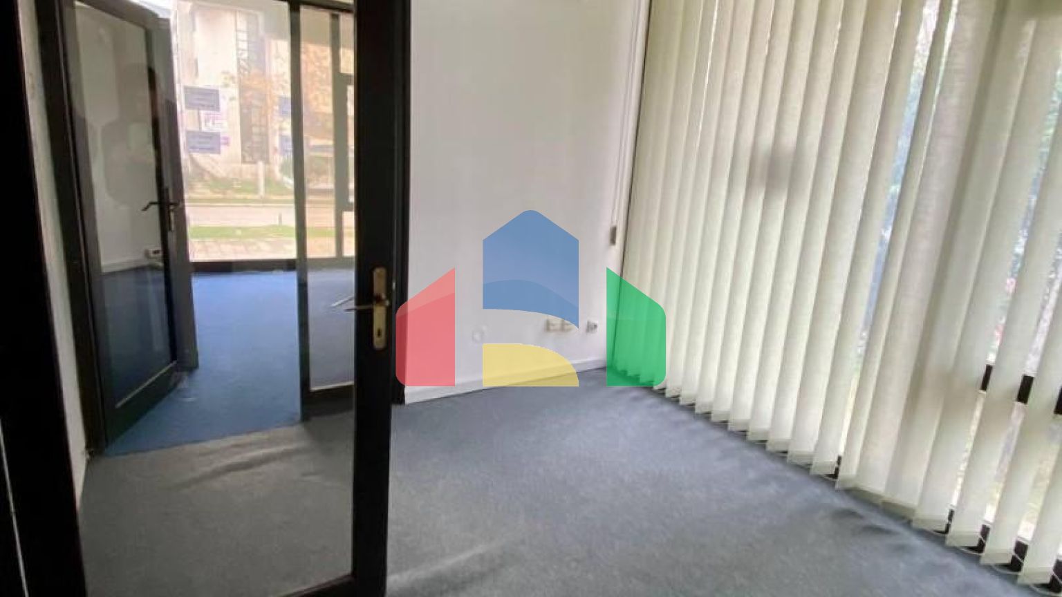 Офисное помещение расположено в центре Бара, напротив торгового центра Royal.