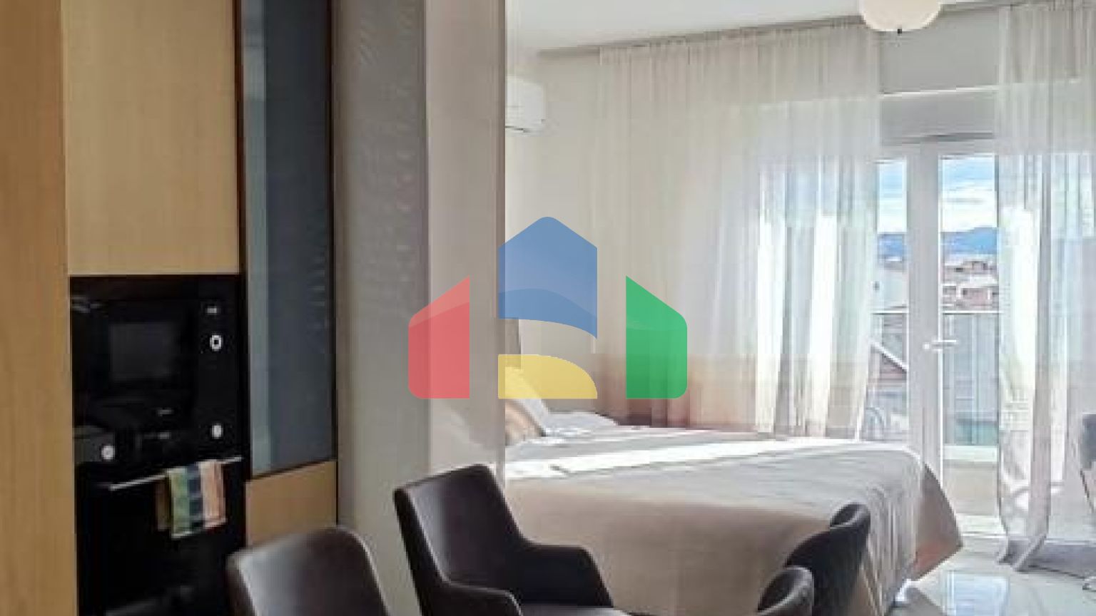 Продаётся квартира-студия в новом современном жилом комплексе с бассейном.