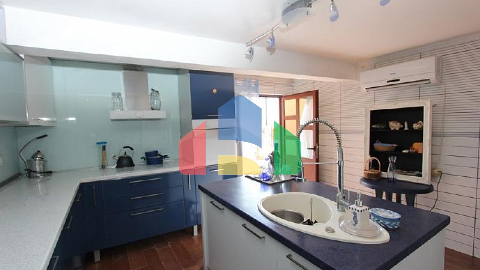 Вилла с видом на море и горы в Баре