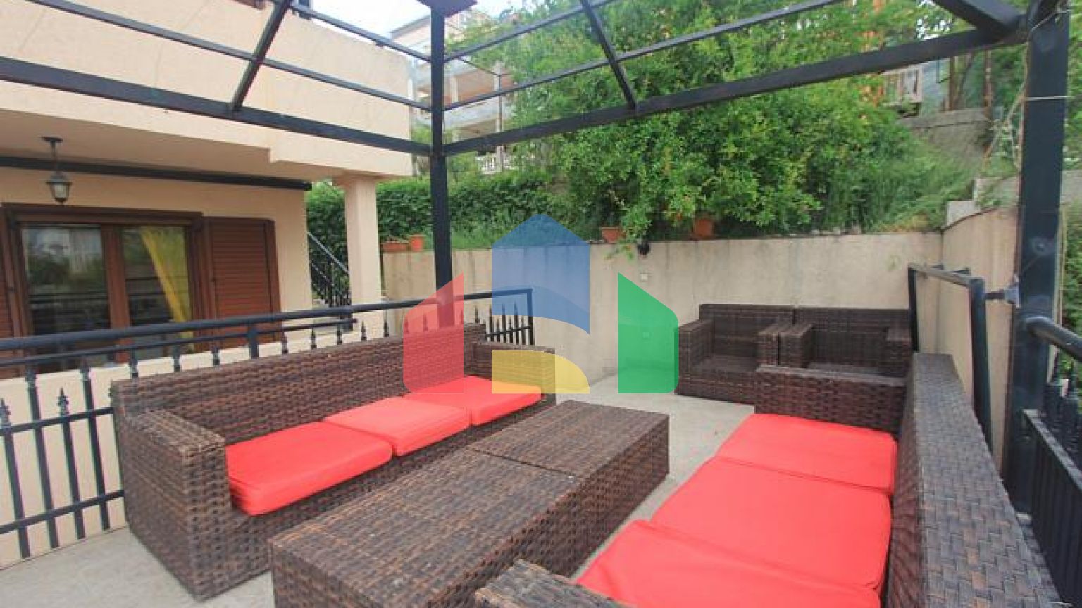 Вилла с видом на море и горы в Баре