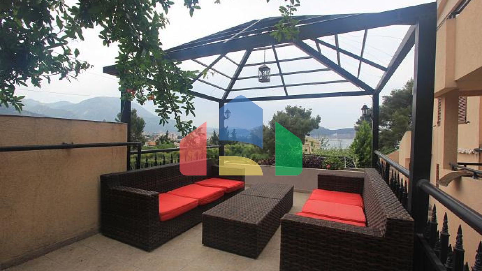 Вилла с видом на море и горы в Баре