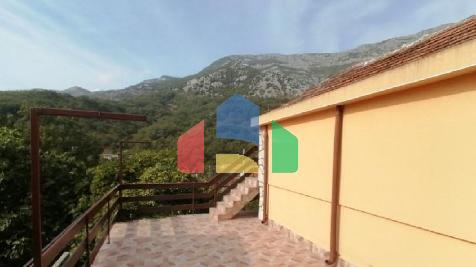 Дом с гаражом и просторной террасой в Джурмани