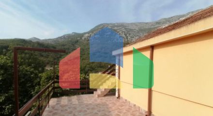 Дом с гаражом и просторной террасой в Джурмани