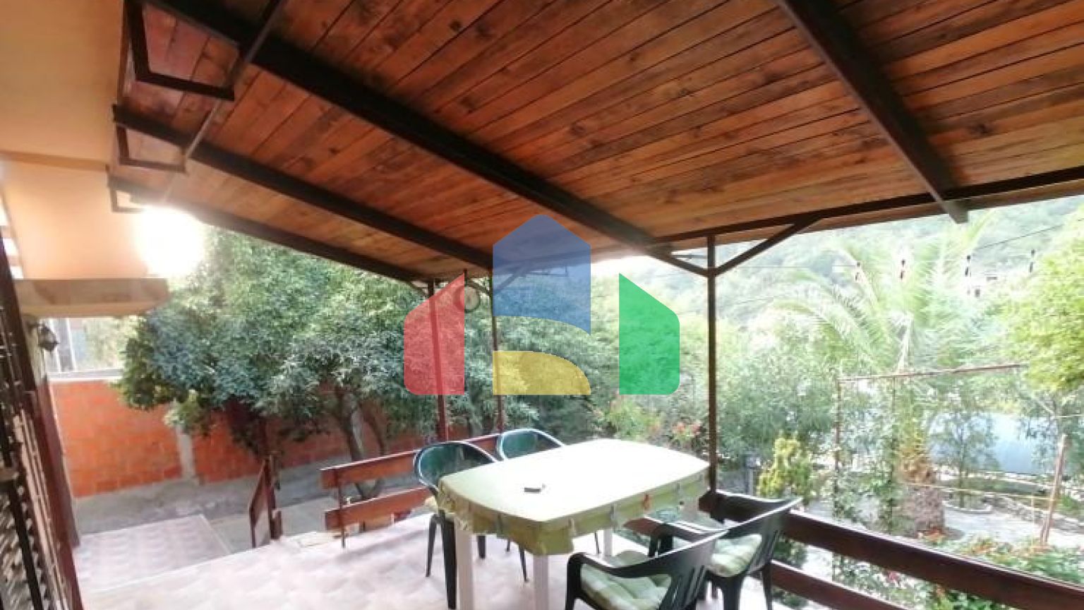 Дом с гаражом и просторной террасой в Джурмани