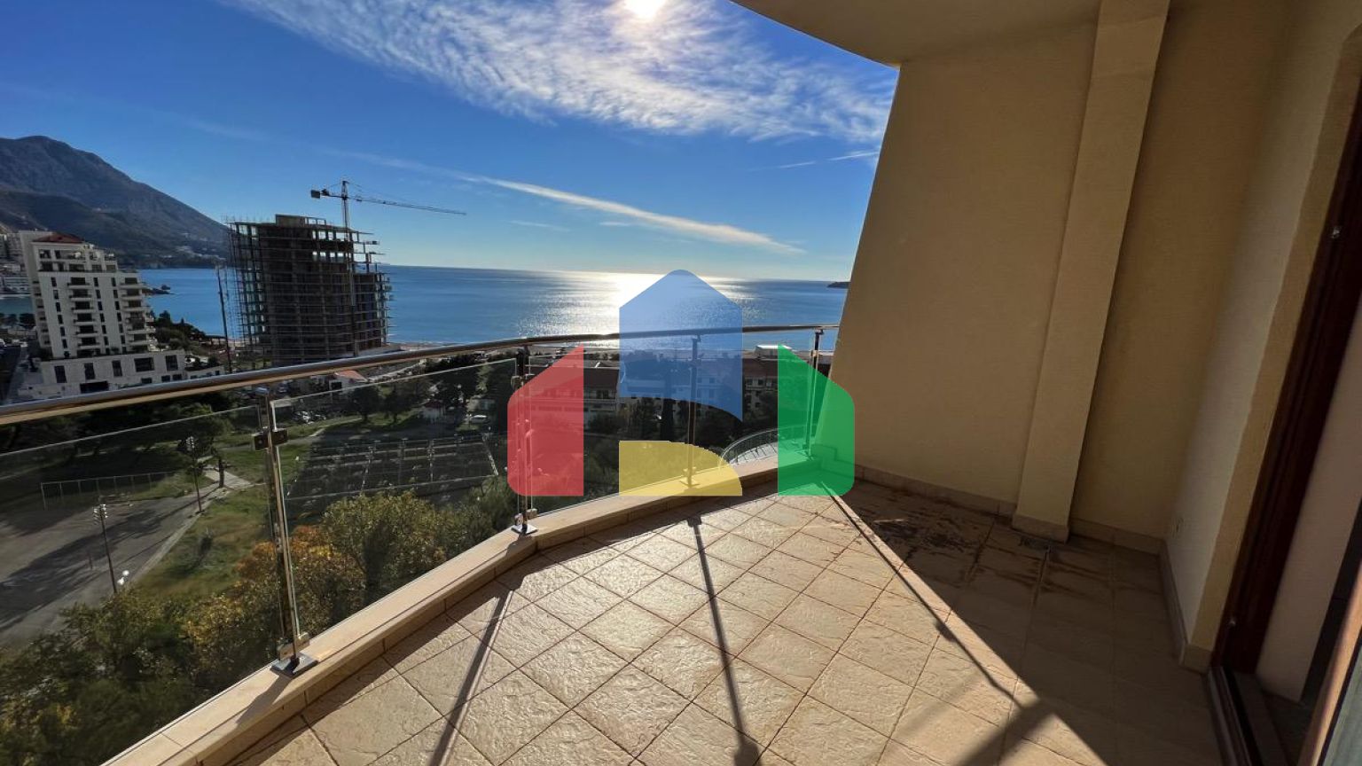 Просторная квартира-студия в жилом комплексе премиум класса рядом с пляжем