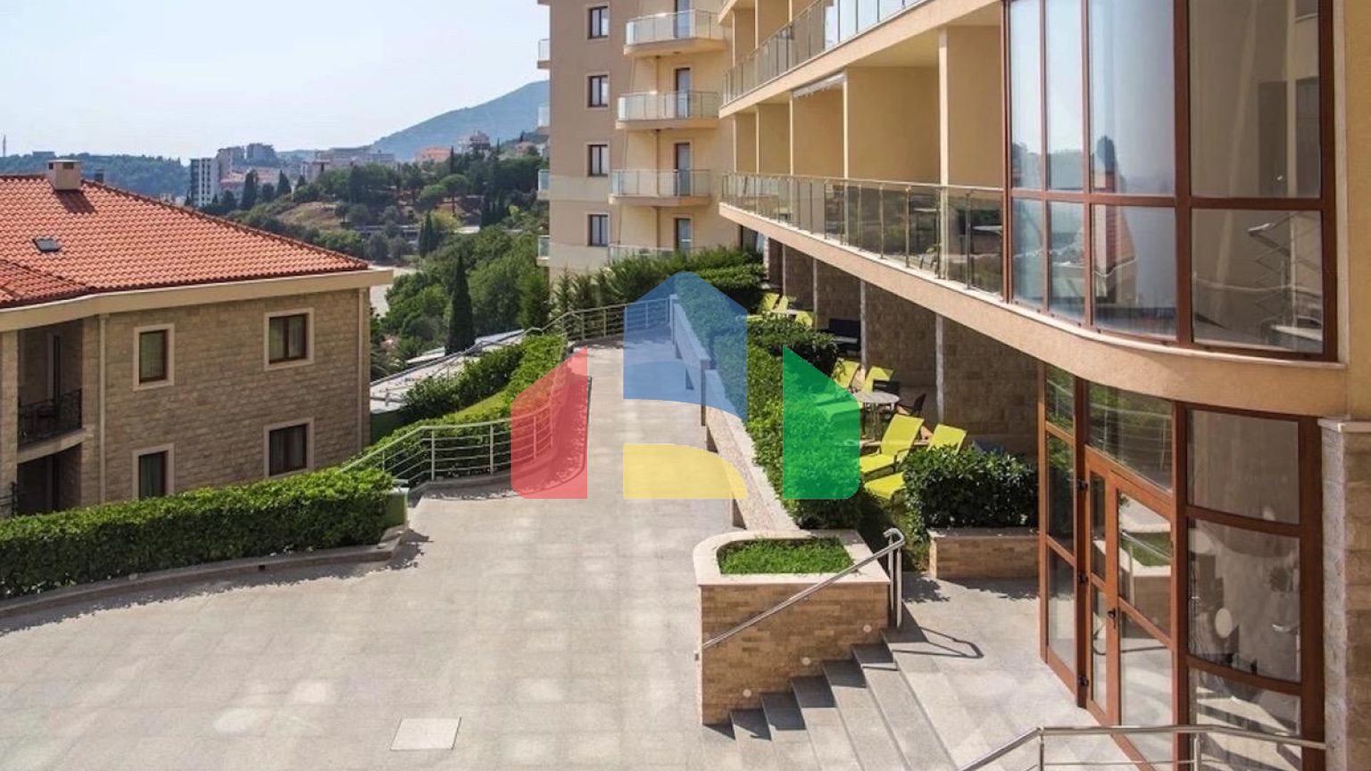 Просторная квартира-студия в жилом комплексе премиум класса рядом с пляжем