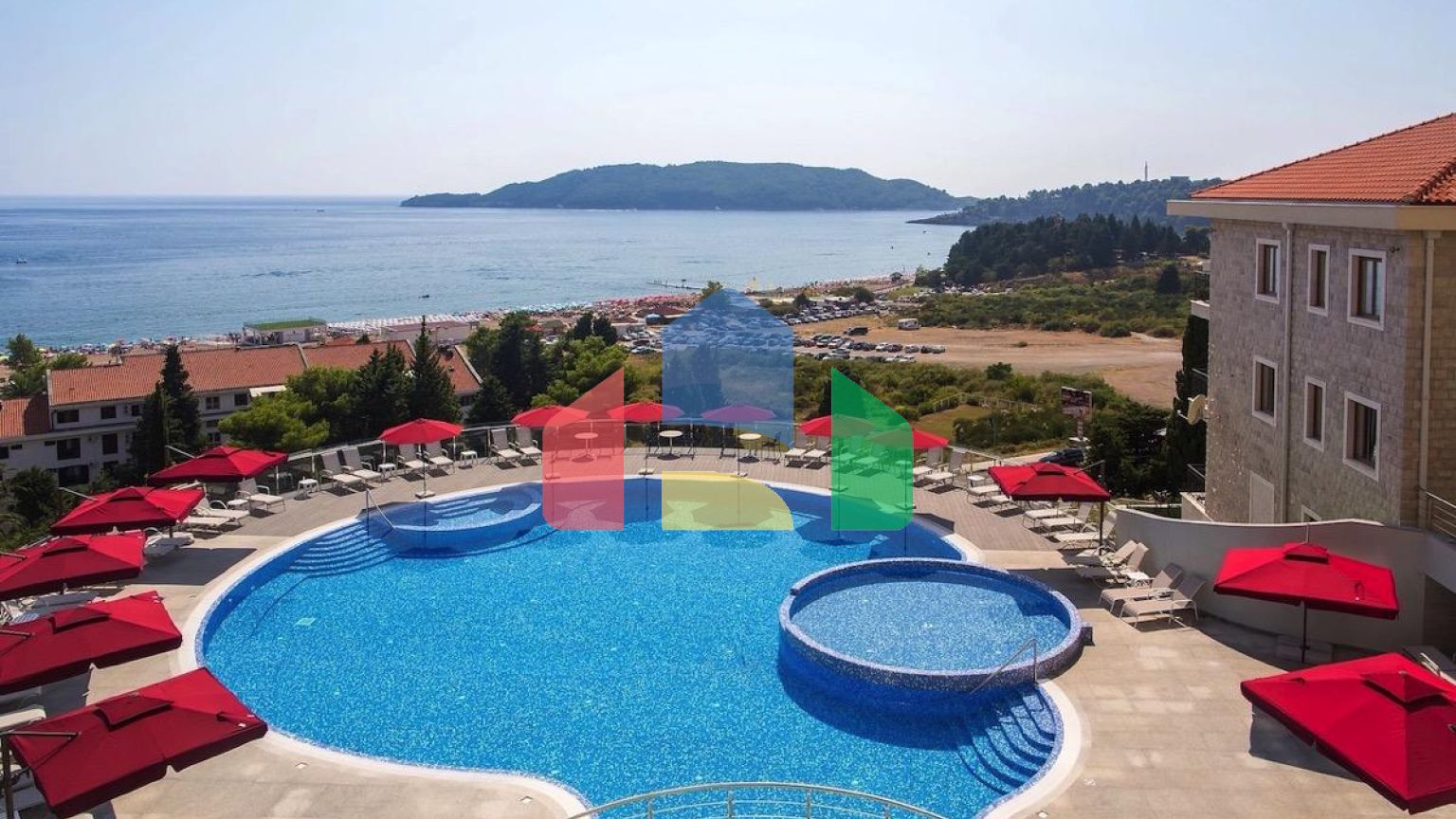 Просторная квартира-студия в жилом комплексе премиум класса рядом с пляжем