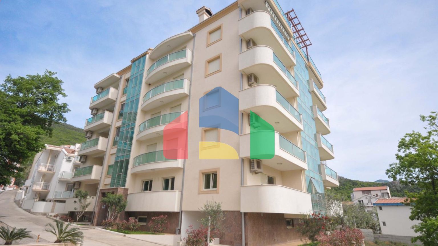 Просторная квартира в хорошей локации полностью меблированная в Бечичи