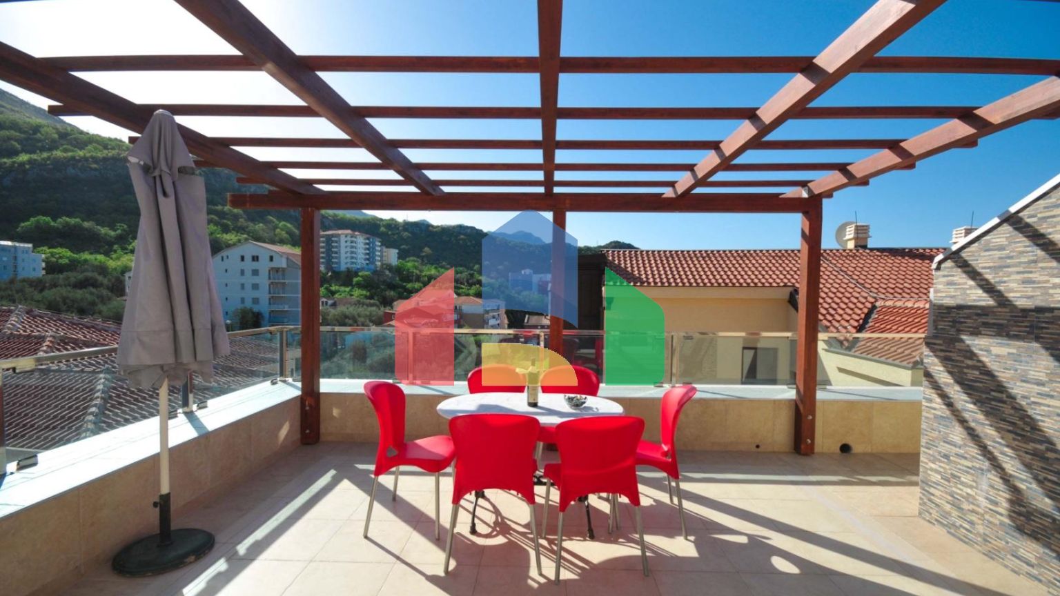 Просторная квартира в хорошей локации полностью меблированная в Бечичи