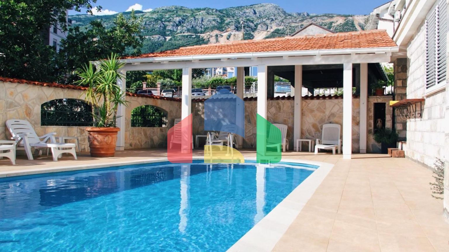 Отель в Бечичи 17 апартаментов