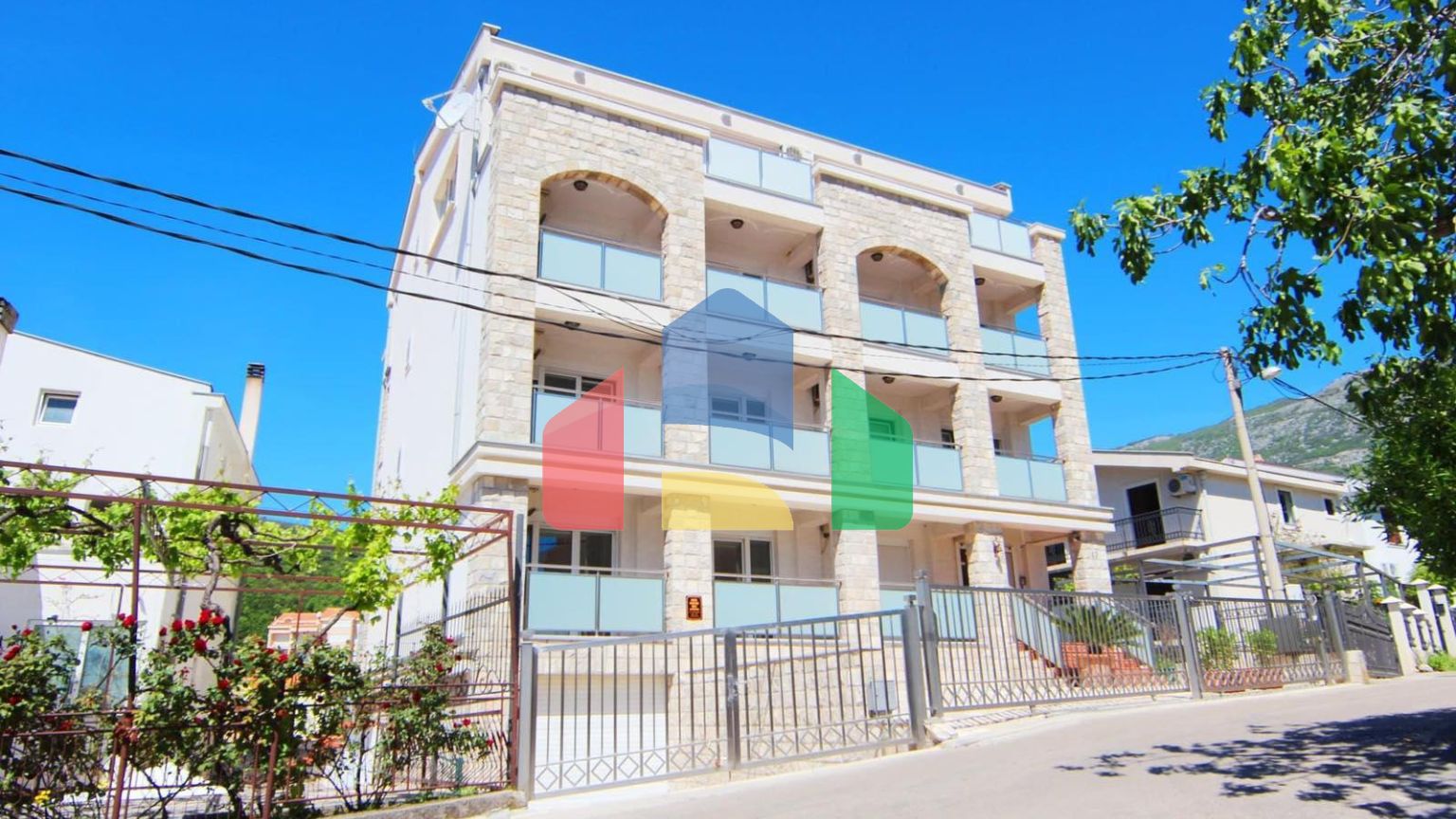 Отель в Бечичи 17 апартаментов