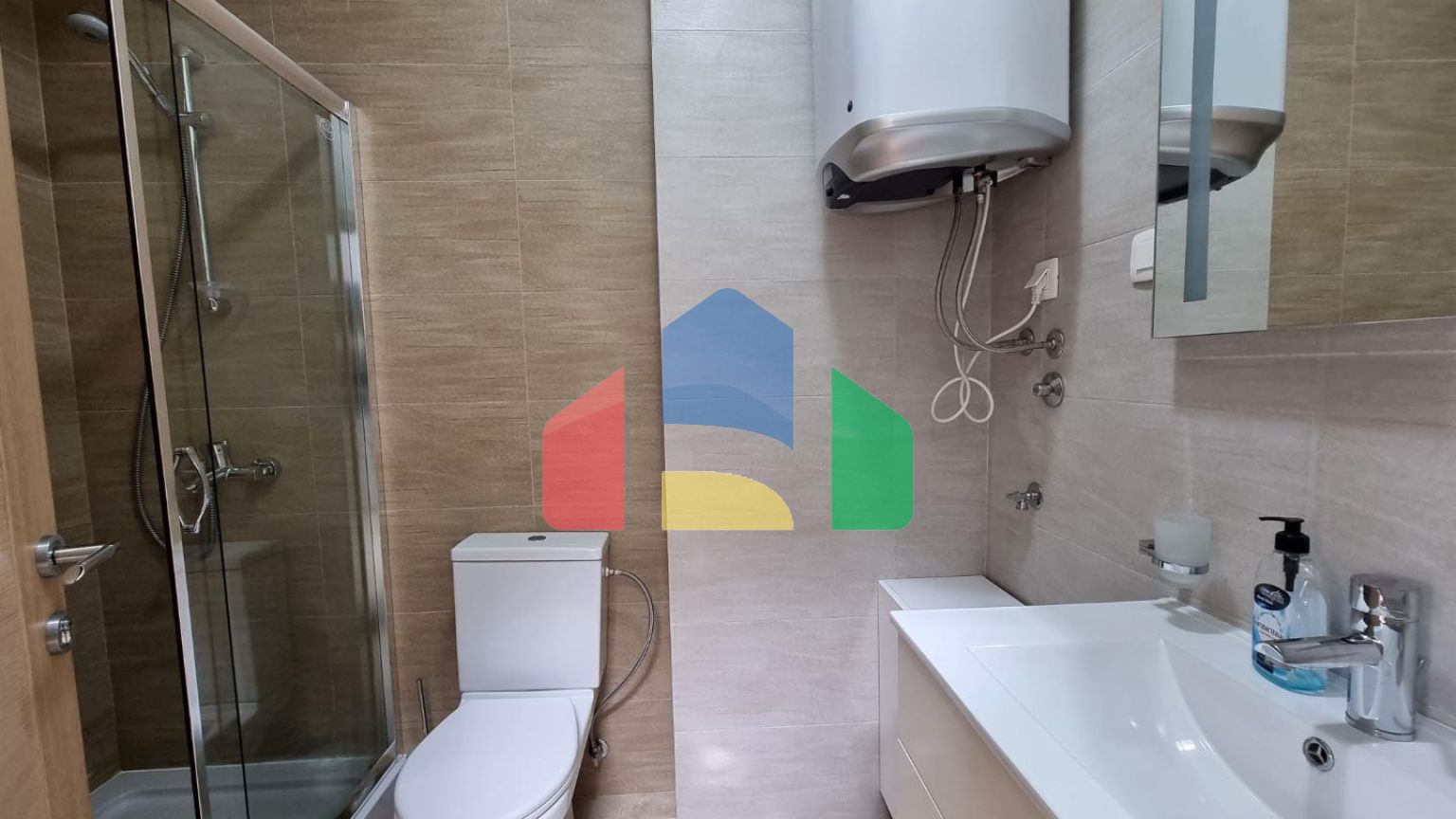 Просторная квартира в хорошей локации  в Бечичи