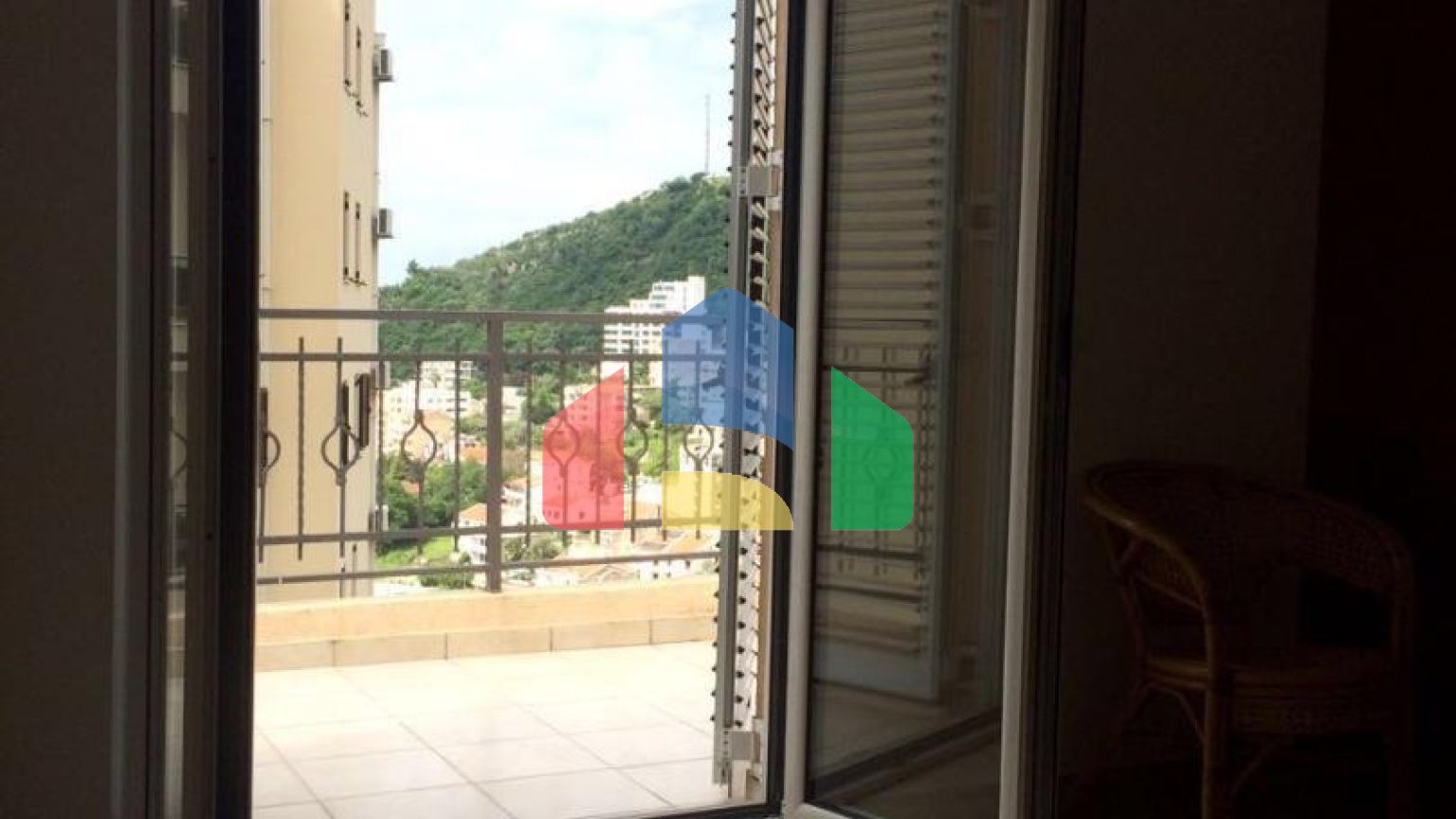 Четырехкомнатная квартира в новом доме с гаражом