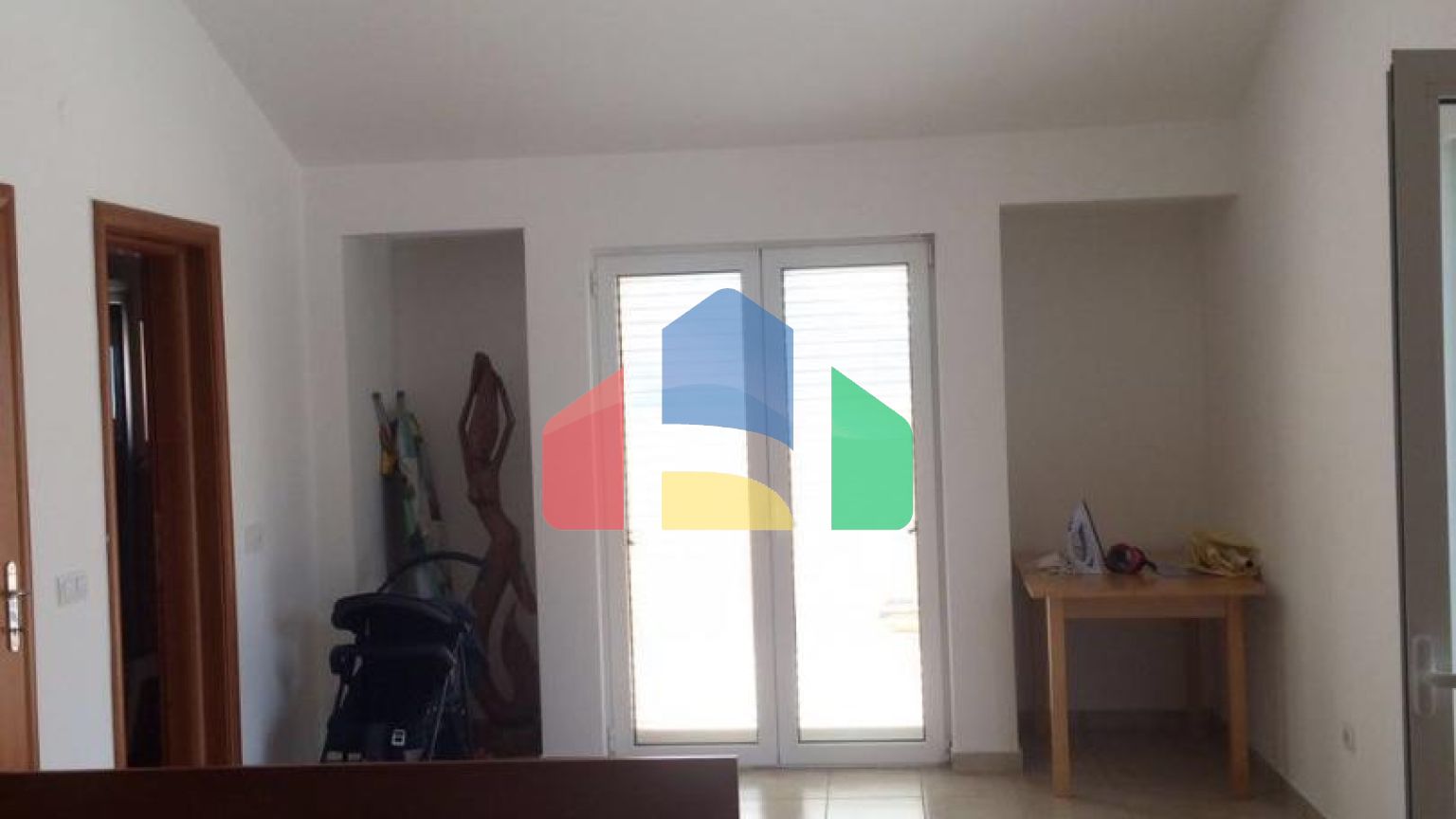 Четырехкомнатная квартира в новом доме с гаражом