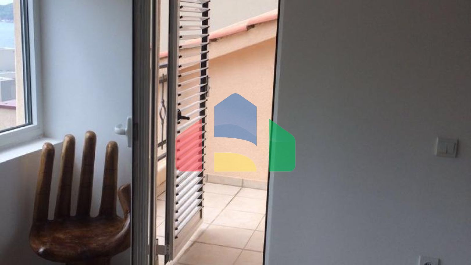 Четырехкомнатная квартира в новом доме с гаражом