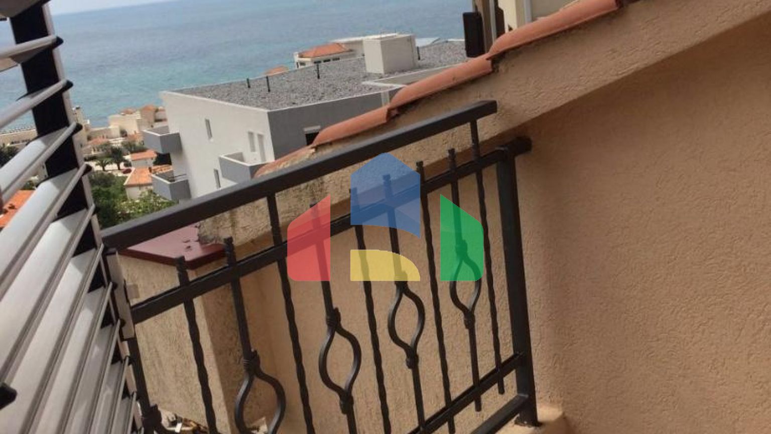 Четырехкомнатная квартира в новом доме с гаражом