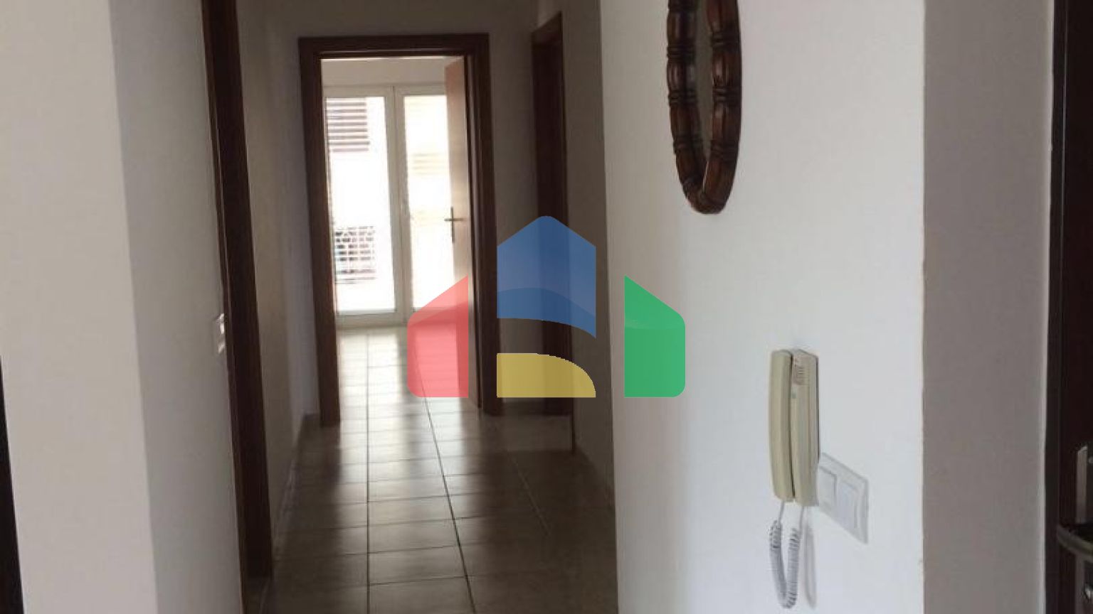 Четырехкомнатная квартира в новом доме с гаражом