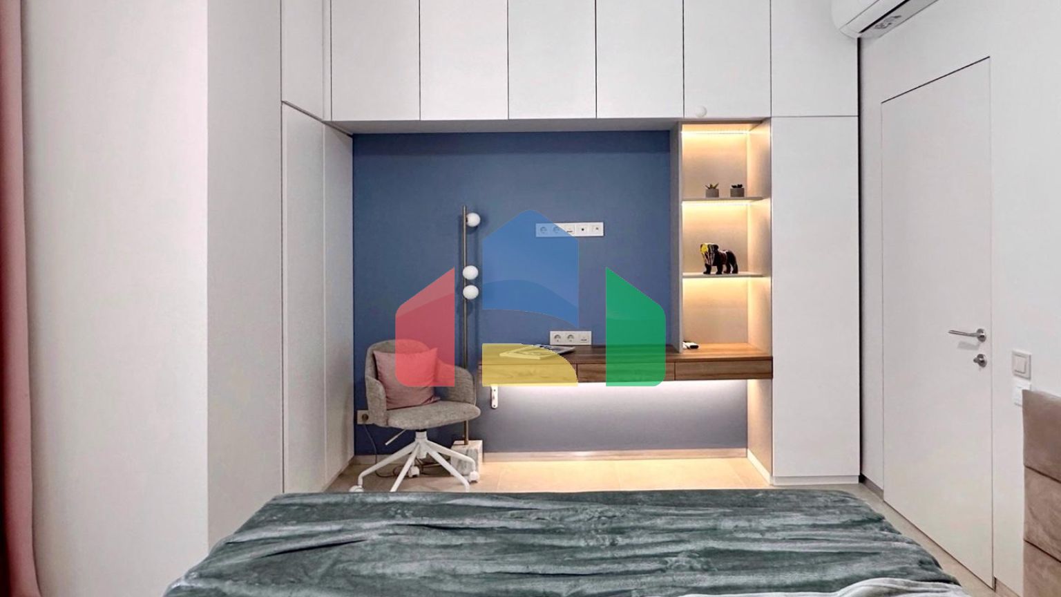 Премиум квартира в жилом комплексе с бассейном расположенная в Бечичи, пригород Будвы.