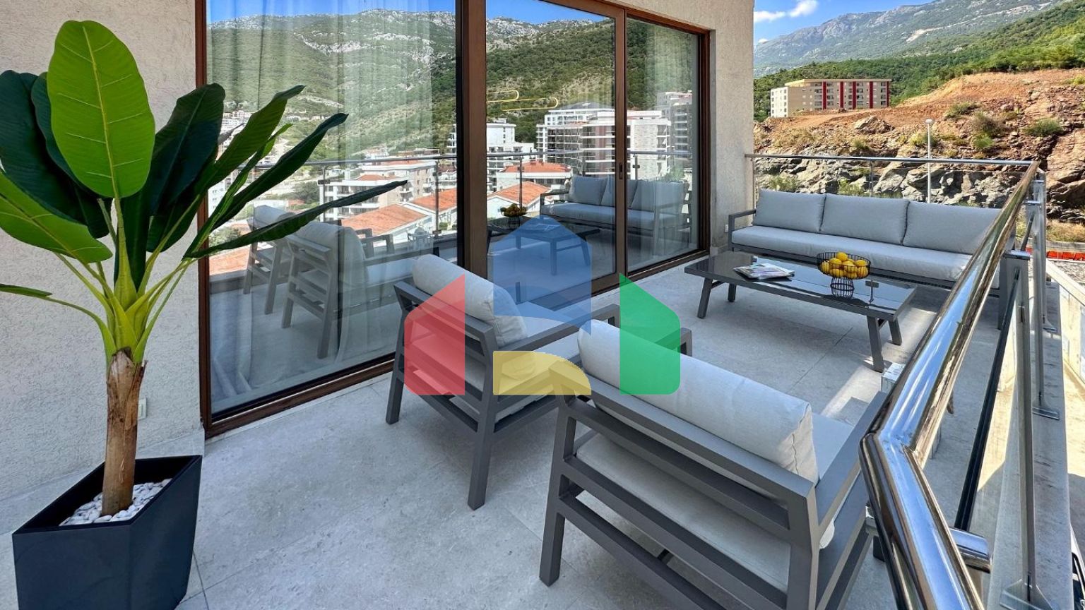 Премиум квартира в жилом комплексе с бассейном расположенная в Бечичи, пригород Будвы.