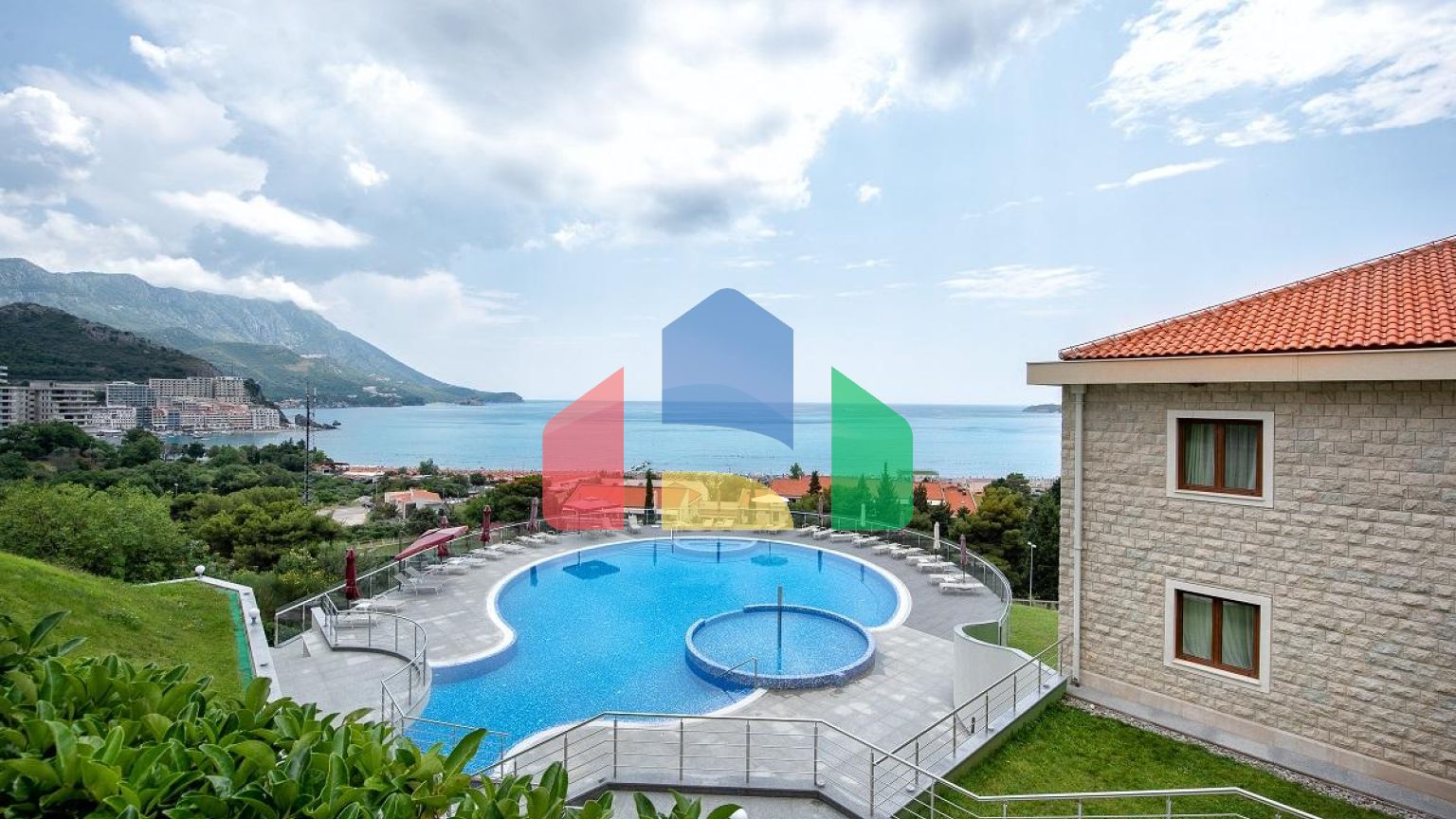 Премиум квартира в жилом комплексе с бассейном расположенная в Бечичи, пригород Будвы.