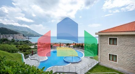 Премиум квартира в жилом комплексе с бассейном расположенная в Бечичи, пригород Будвы.