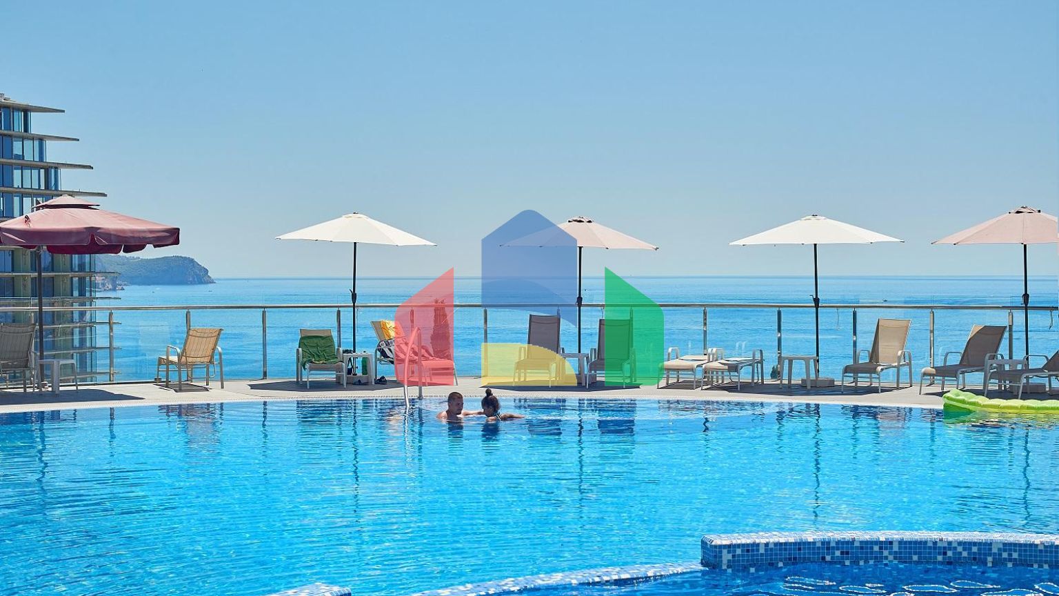 Премиум квартира в жилом комплексе с бассейном расположенная в Бечичи, пригород Будвы.