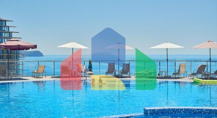 Премиум квартира в жилом комплексе с бассейном расположенная в Бечичи, пригород Будвы.