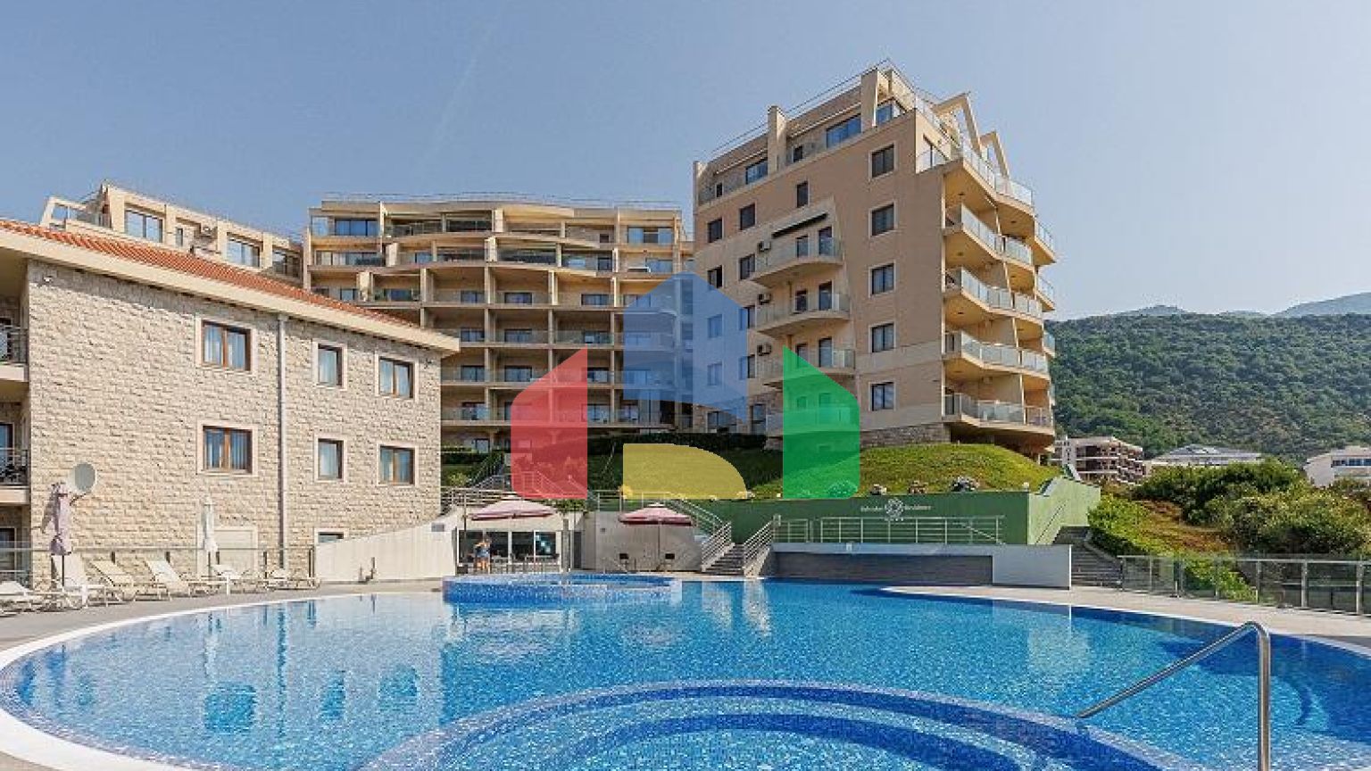 Премиум квартира в жилом комплексе с бассейном расположенная в Бечичи, пригород Будвы.