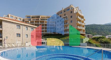 Премиум квартира в жилом комплексе с бассейном расположенная в Бечичи, пригород Будвы.