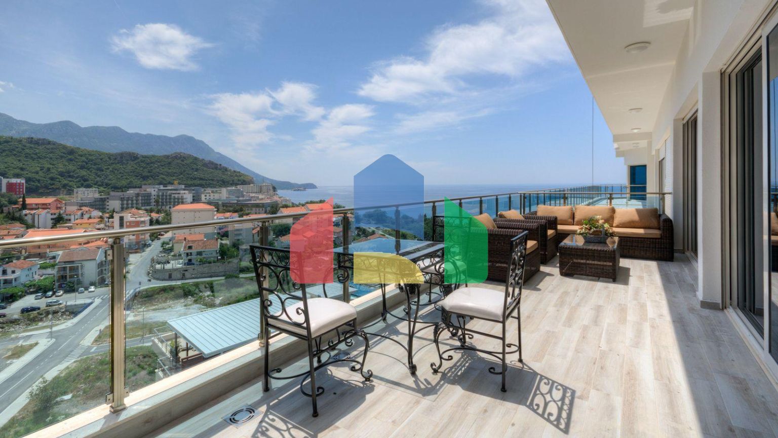 Роскошный пентхаус с потрясающей террасой и ошеломительным панорамным видом на море.