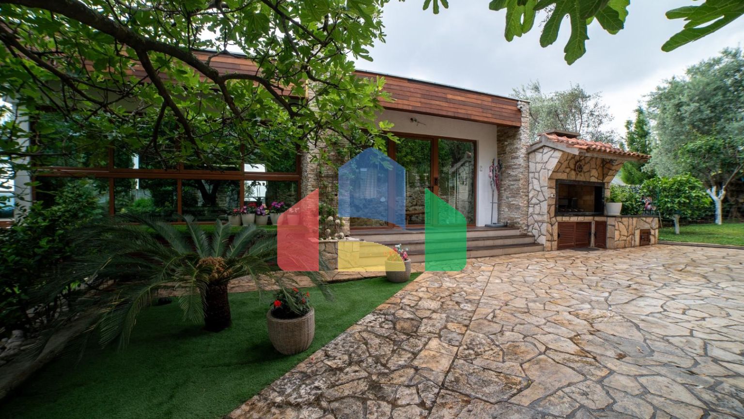 Уникальный жилой комплекс в поселке Ивановичи (Бечичи).