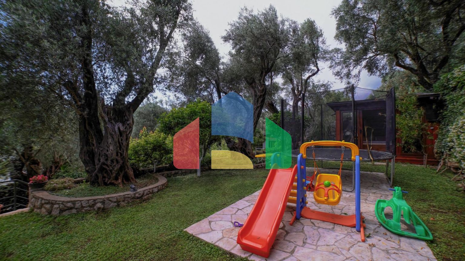 Уникальный жилой комплекс в поселке Ивановичи (Бечичи).