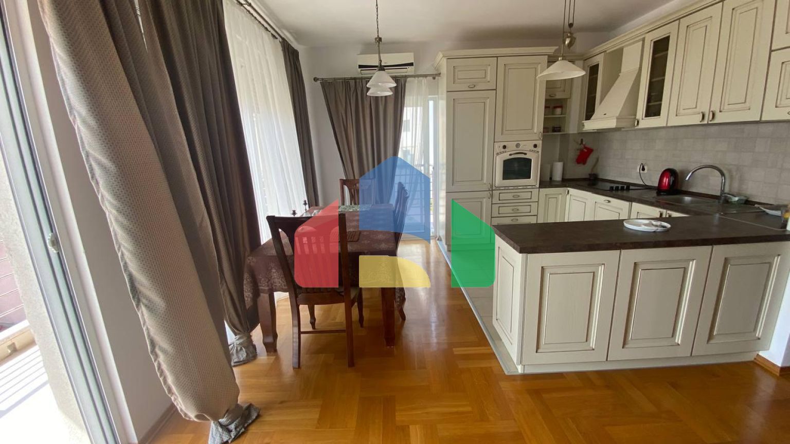 Квартира с двумя спальнями, с шикарным видом на море и горы!