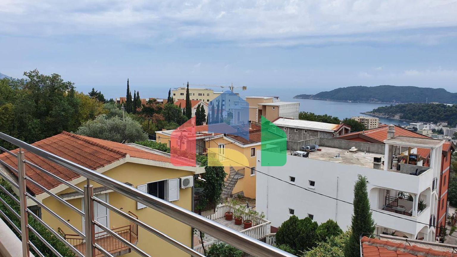 Квартира с двумя спальнями, с шикарным видом на море и горы!