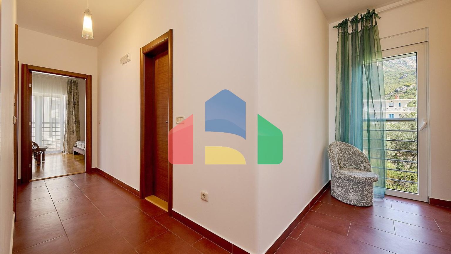 Квартира с двумя спальнями, с шикарным видом на море и горы