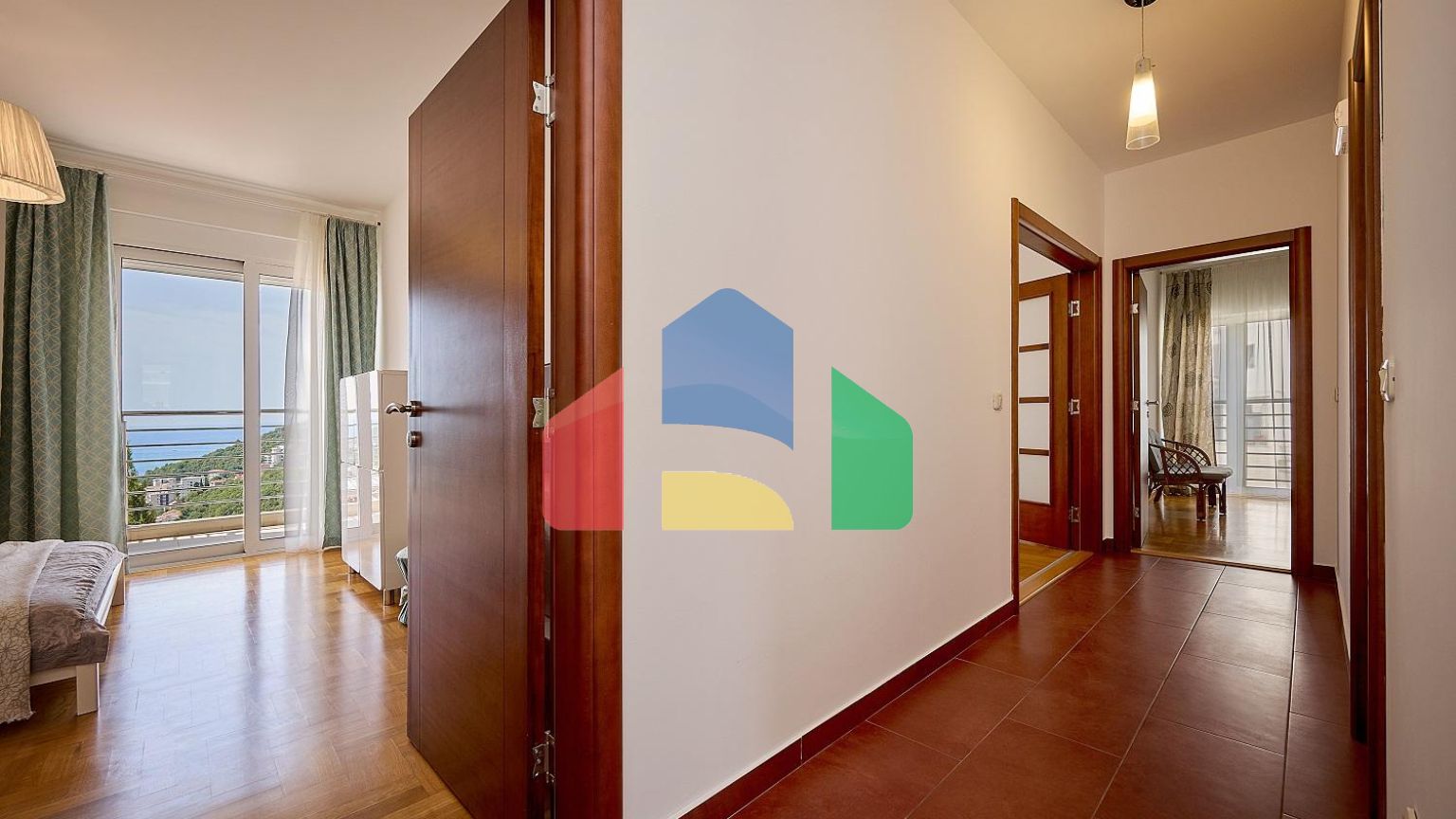 Квартира с двумя спальнями, с шикарным видом на море и горы