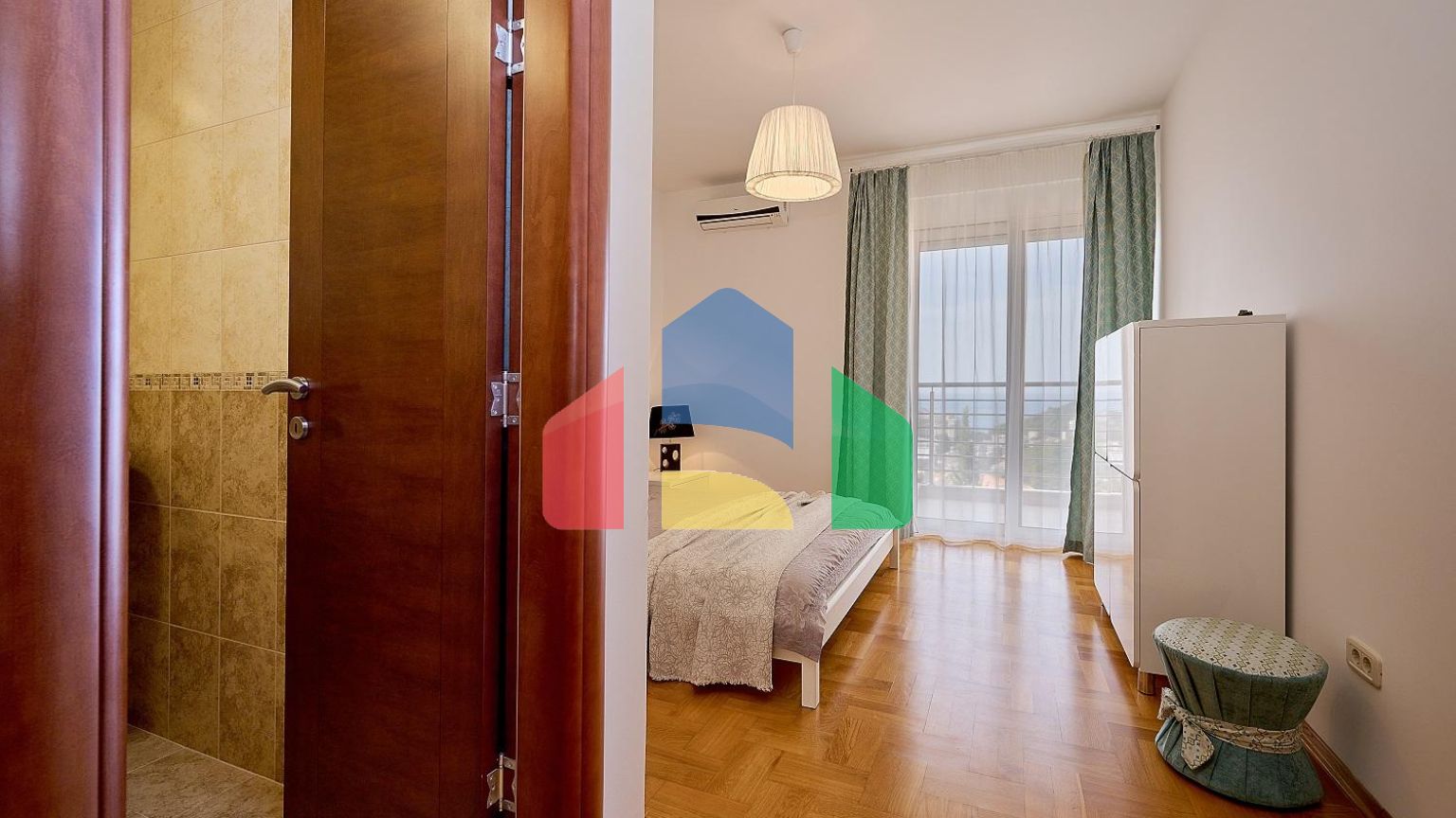 Квартира с двумя спальнями, с шикарным видом на море и горы