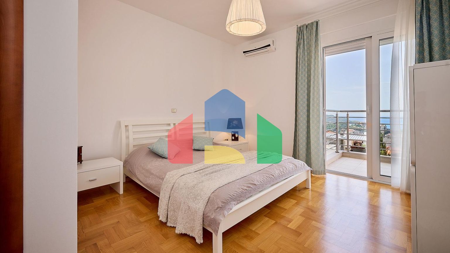 Квартира с двумя спальнями, с шикарным видом на море и горы