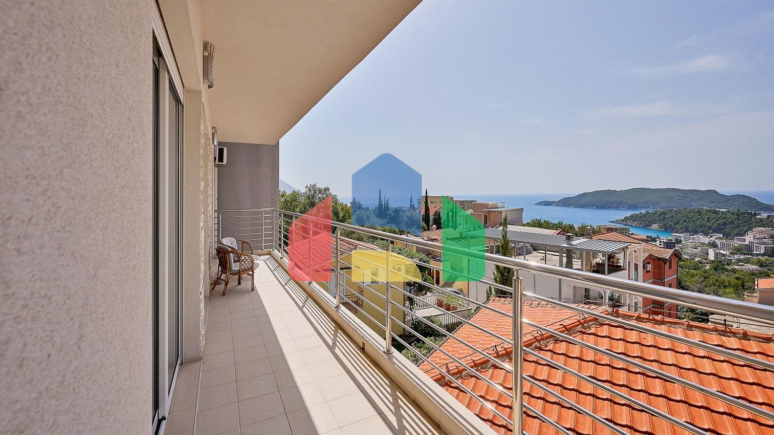 Квартира с двумя спальнями, с шикарным видом на море и горы