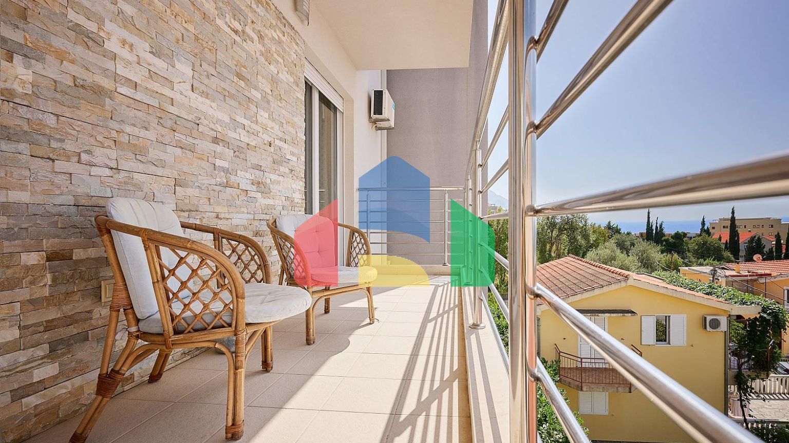 Квартира с двумя спальнями, с шикарным видом на море и горы