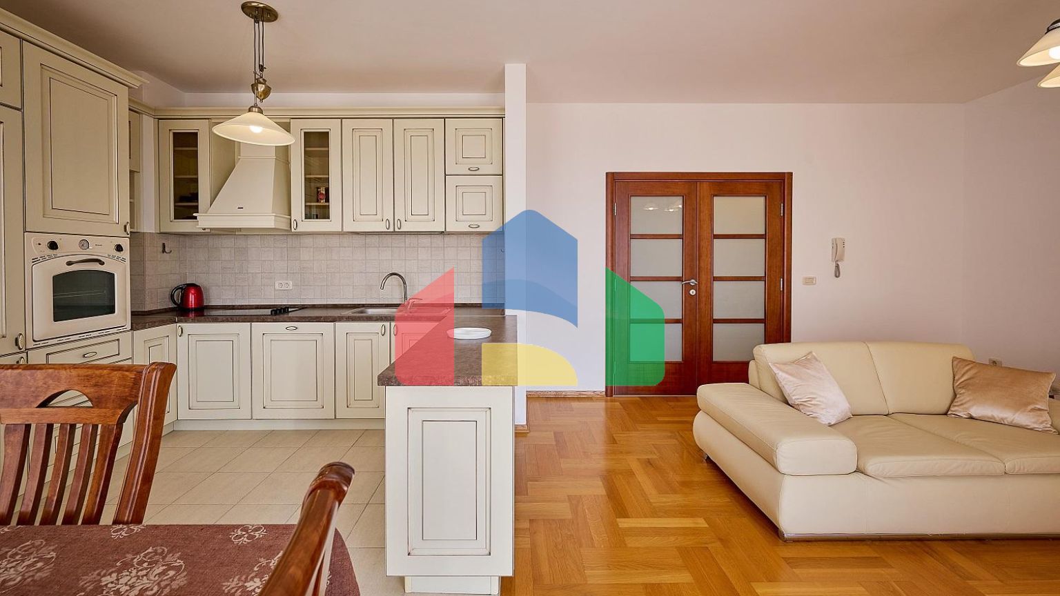 Квартира с двумя спальнями, с шикарным видом на море и горы