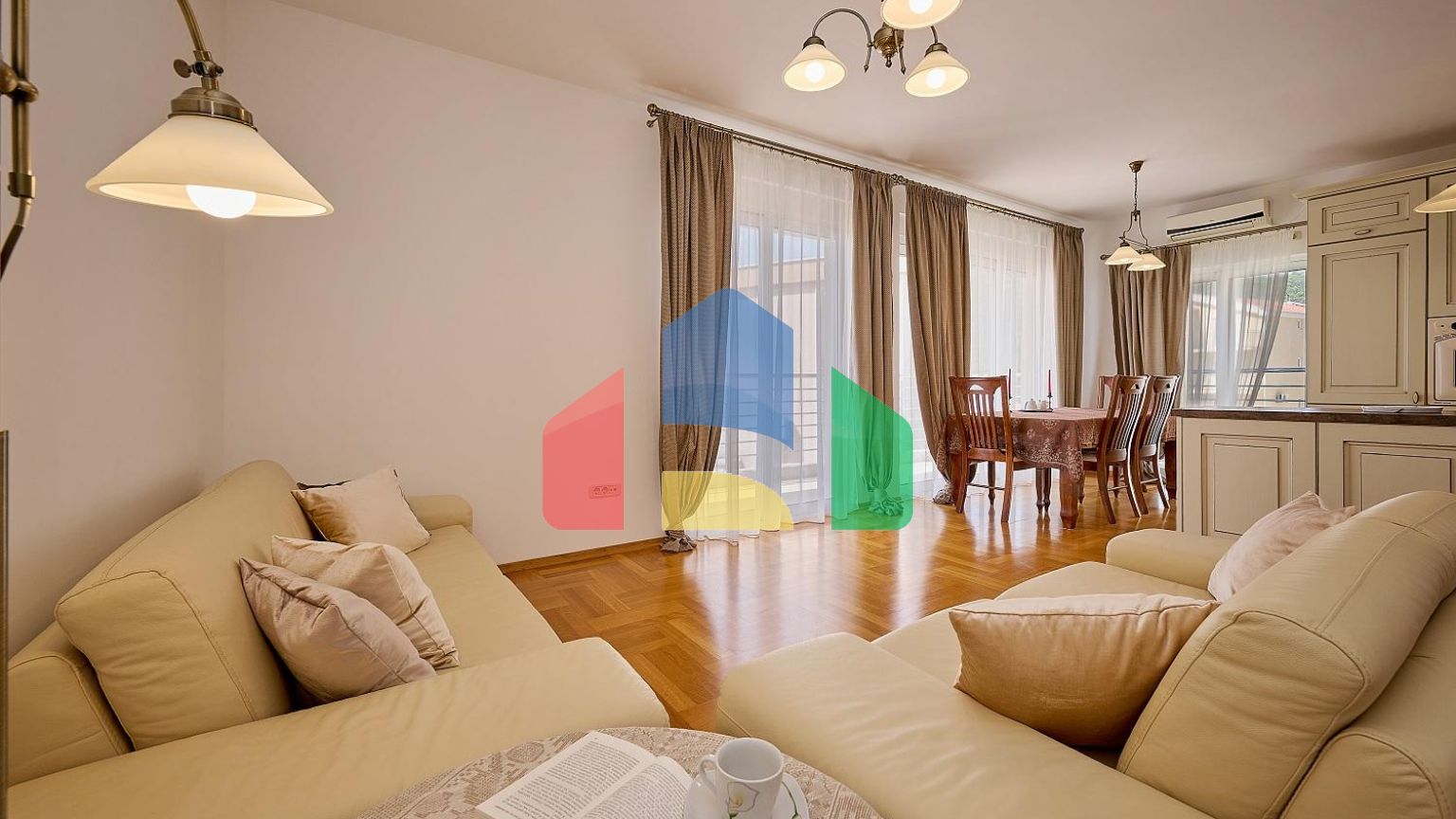 Квартира с двумя спальнями, с шикарным видом на море и горы