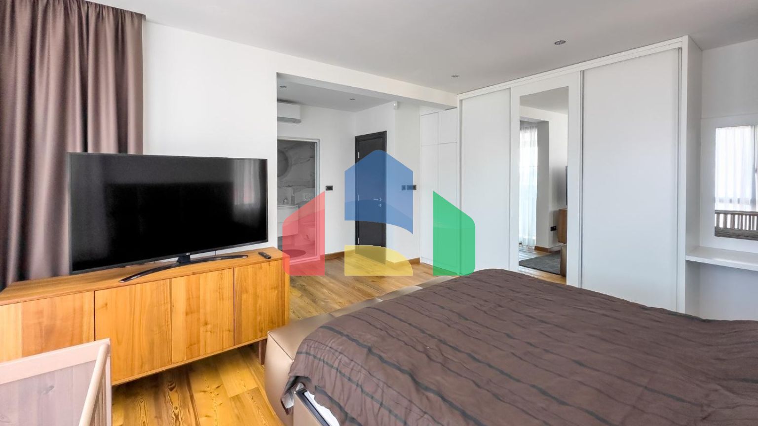 Продаётся роскошный двухэтажный пентхаус с бассейном и панорамным видом на море!