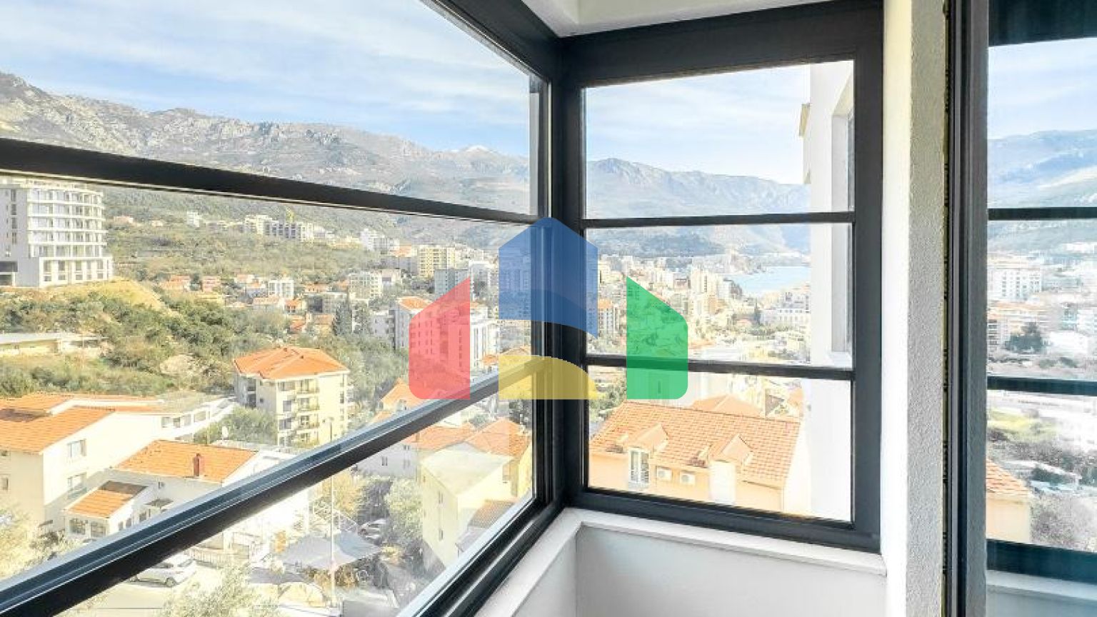 Продаётся роскошный двухэтажный пентхаус с бассейном и панорамным видом на море!