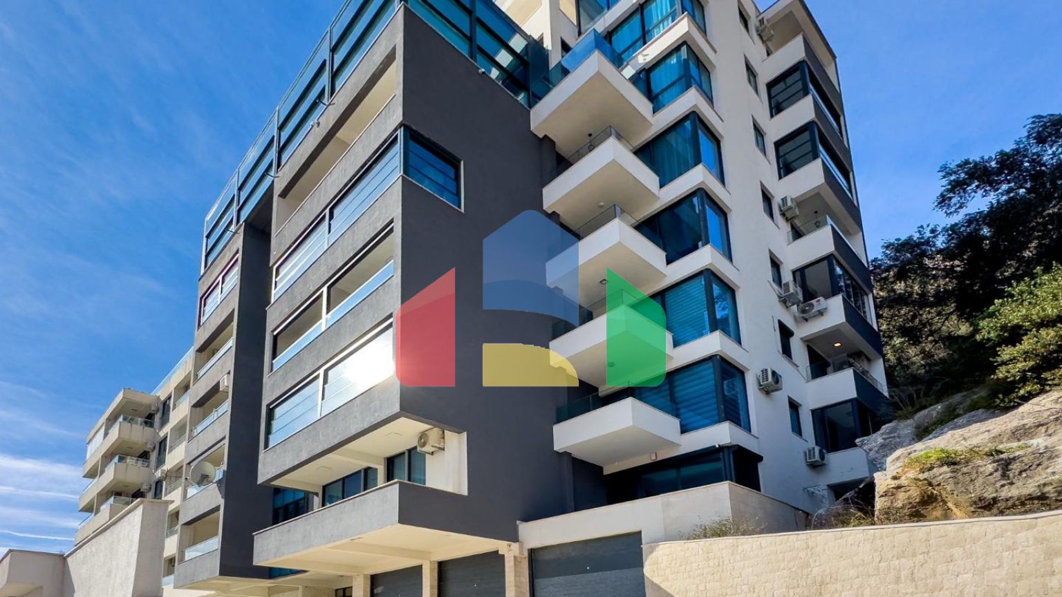 Продаётся роскошный двухэтажный пентхаус с бассейном и панорамным видом на море!