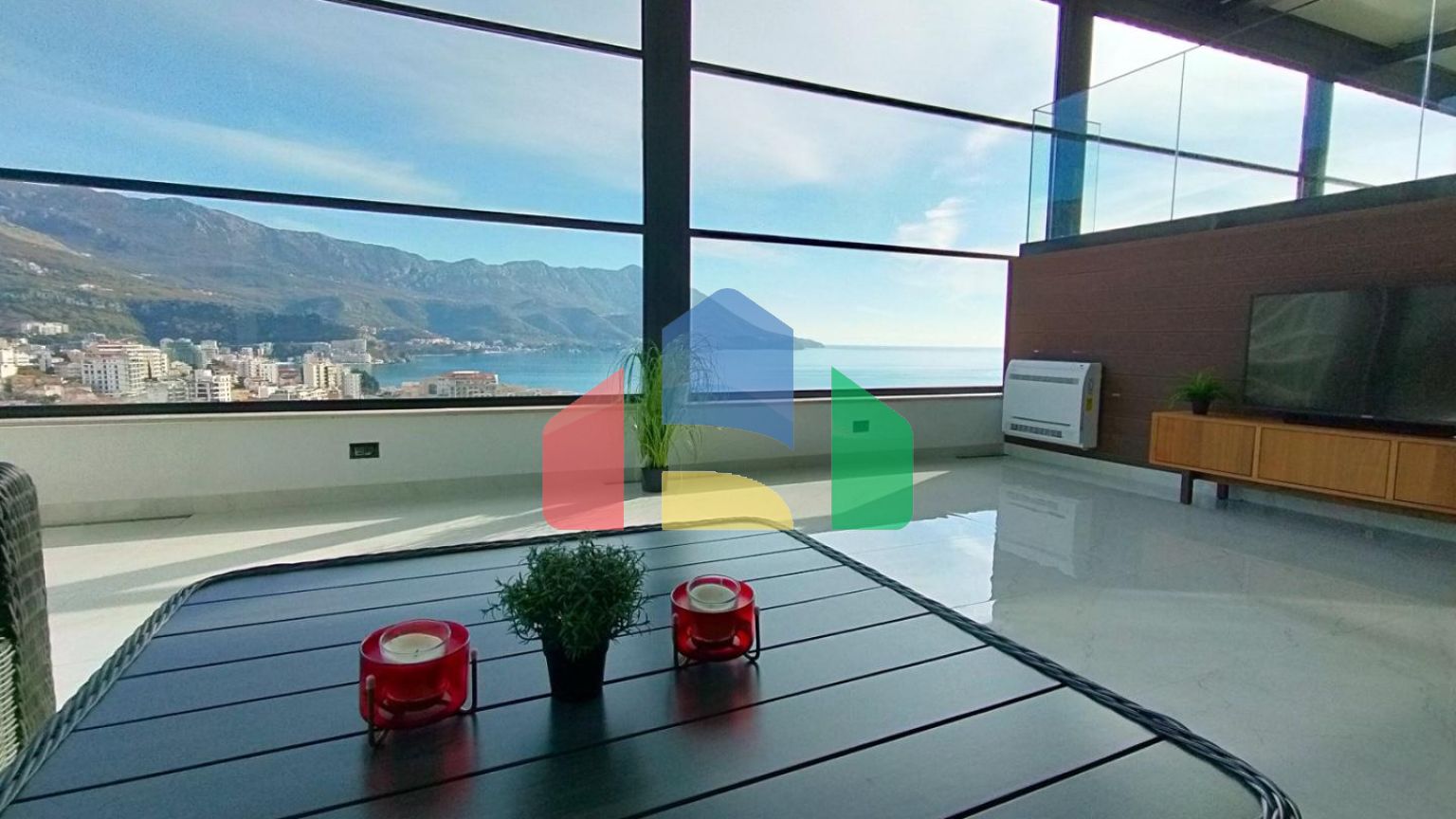 Продаётся роскошный двухэтажный пентхаус с бассейном и панорамным видом на море!