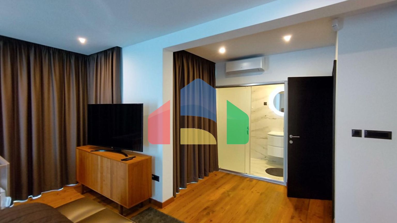 Продаётся роскошный двухэтажный пентхаус с бассейном и панорамным видом на море!