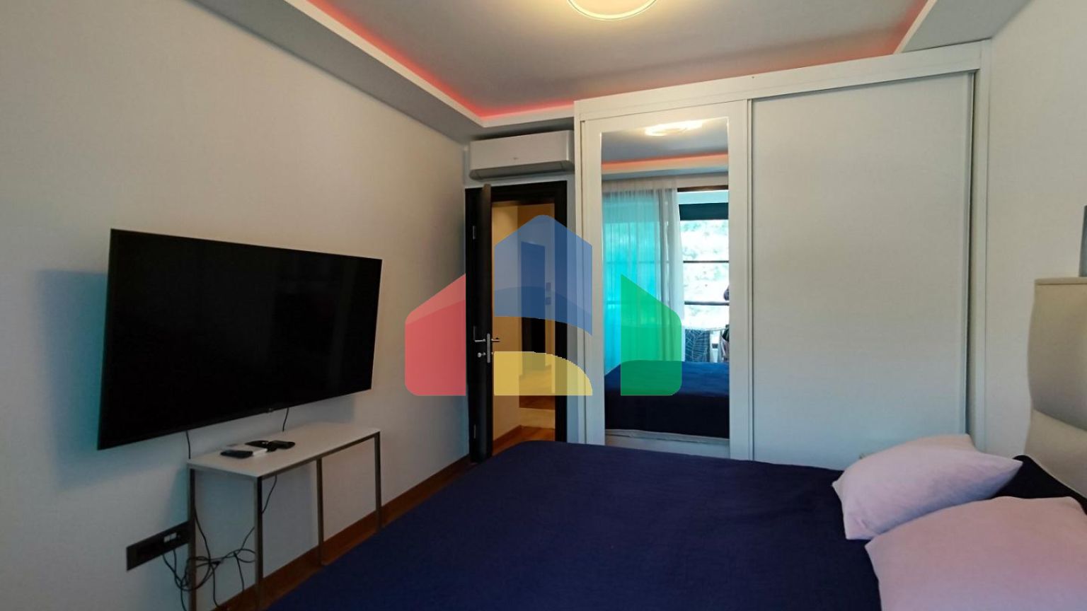 Продаётся роскошный двухэтажный пентхаус с бассейном и панорамным видом на море!