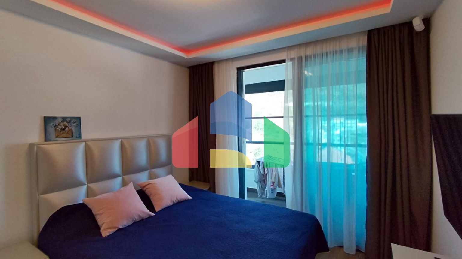 Продаётся роскошный двухэтажный пентхаус с бассейном и панорамным видом на море!